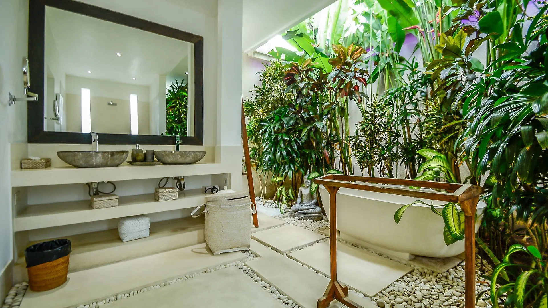 Villa Saha - Elegant 3-Bedroom In Seminyak 0*, Seminyak (Bali)