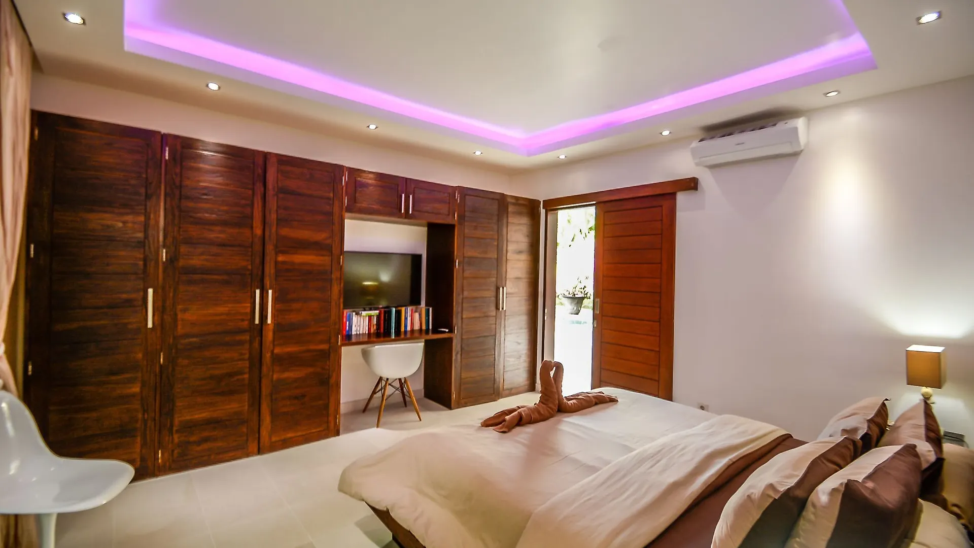 Villa Saha - Elegant 3-Bedroom In Seminyak